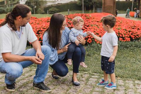 família brincando no gramado do  Memorial Ucraniano no Parque Tingui '