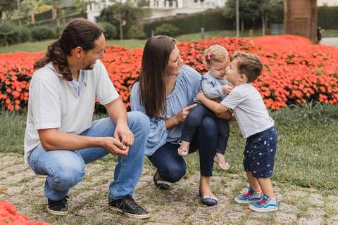 família brincando no gramado do  Memorial Ucraniano no Parque Tingui '