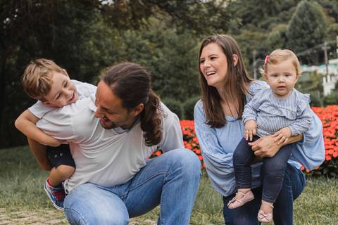 família brincando no gramado do  Memorial Ucraniano no Parque Tingui '