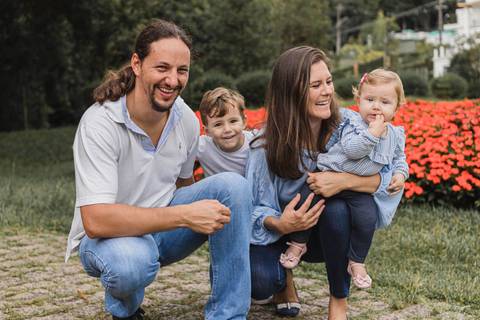 família brincando no gramado do  Memorial Ucraniano no Parque Tingui '