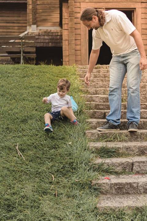 Menino andando de skate no Memorial Ucraniano no Parque Tingui'