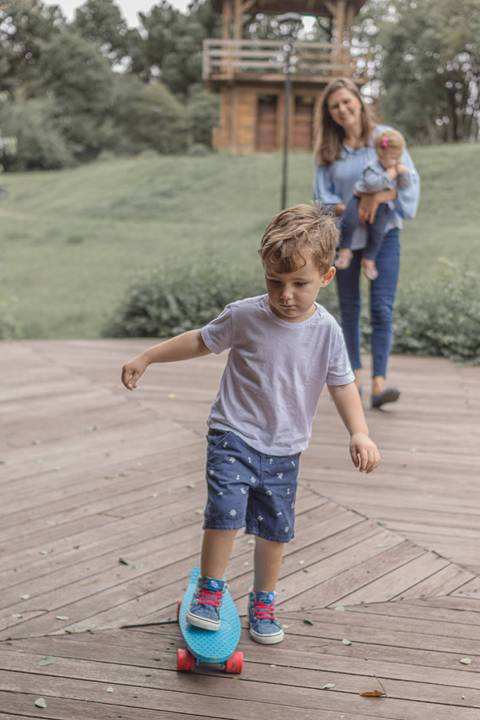 Menino andando de skate no Memorial Ucraniano no Parque Tingui'