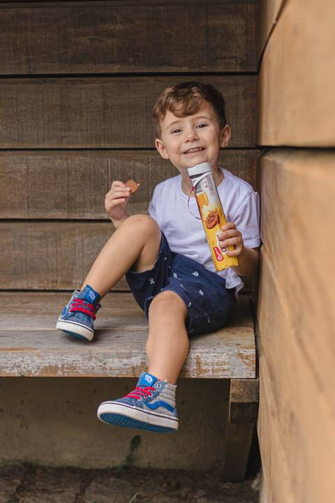 menino comendo biscoito e bolacha no Memorial Ucraniano no Parque Tingui'