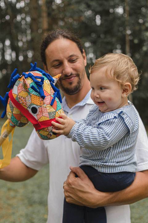 Menina Bebê brincando com cavalo de pau no Memorial Ucraniano no Parque Tingui'
