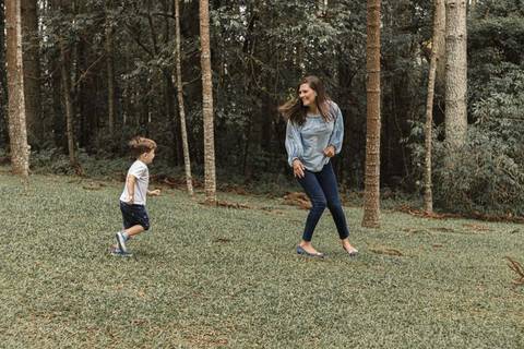 menino correndo com a mãe  no gramado do Memorial Ucraniano no Parque Tingui '