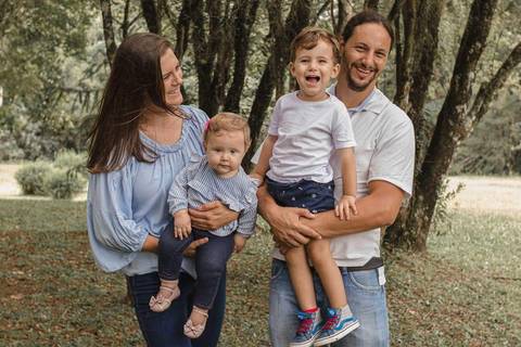 família se abraçando no gramado do  Memorial Ucraniano no Parque Tingui '