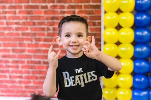 menino brincando na decoração da festa infantil tema Beatles no Buffet Play House  Curitiba'