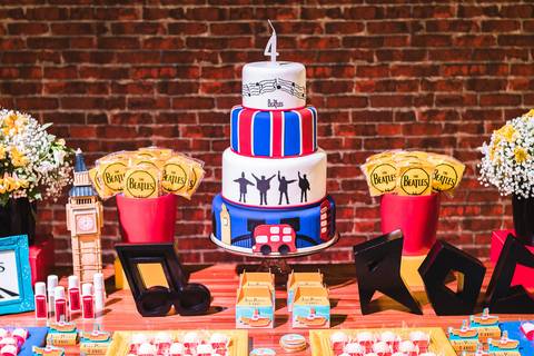 Mesa de festa infantil com tema de decoração dos Beatles no Buffet Play House  Curitiba'