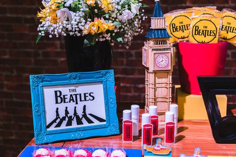 Mesa de festa infantil com tema de decoração dos Beatles no Buffet Play House  Curitiba'
