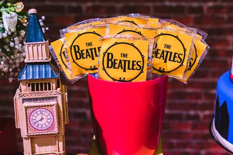 Mesa de festa infantil com tema de decoração dos Beatles no Buffet Play House  Curitiba'