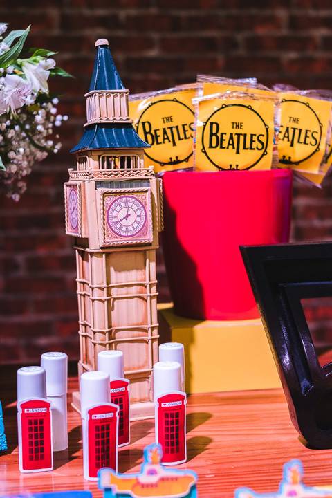 Mesa de festa infantil com tema de decoração dos Beatles no Buffet Play House  Curitiba'