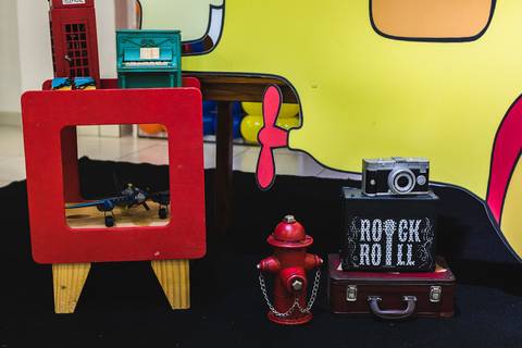 Mesa de festa infantil com tema de decoração dos Beatles no Buffet Play House  Curitiba'