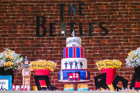 Mesa de festa infantil com tema de decoração dos Beatles no Buffet Play House  Curitiba'