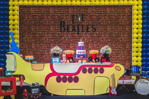 Mesa de festa infantil com tema de decoração dos Beatles no Buffet Play House  Curitiba'