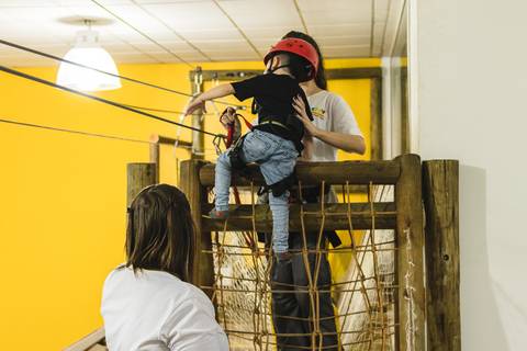 menino no brinquedo de circuito de arvorismo no Buffet Infantil Play House em Curitiba'