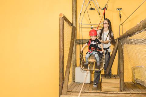 menino no brinquedo de circuito de arvorismo no Buffet Infantil Play House em Curitiba'