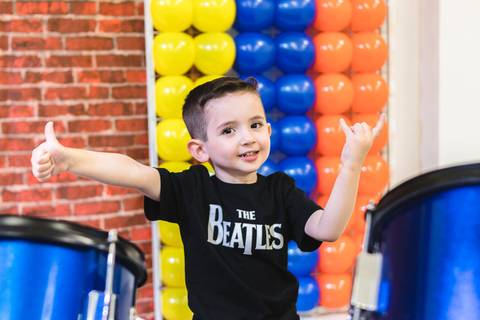 menino brincando na decoração da festa infantil tema Beatles no Buffet Play House  Curitiba'