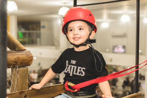 menino no brinquedo de circuito de arvorismo no Buffet Infantil Play House em Curitiba'