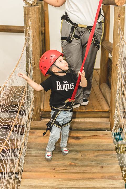 menino no brinquedo de circuito de arvorismo no Buffet Infantil Play House em Curitiba'
