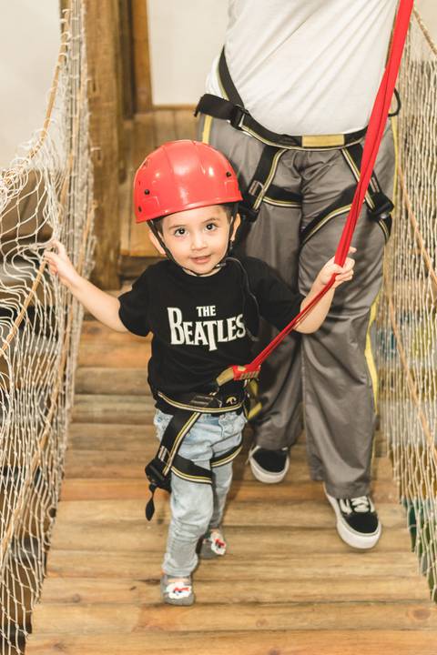 menino no brinquedo de circuito de arvorismo no Buffet Infantil Play House em Curitiba'