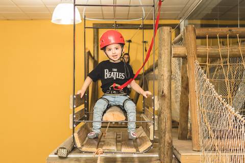 menino no brinquedo de circuito de arvorismo no Buffet Infantil Play House em Curitiba'