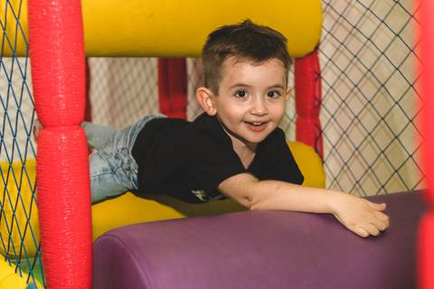 menino no brinquedo do Buffet Infantil Play House em Curitiba'