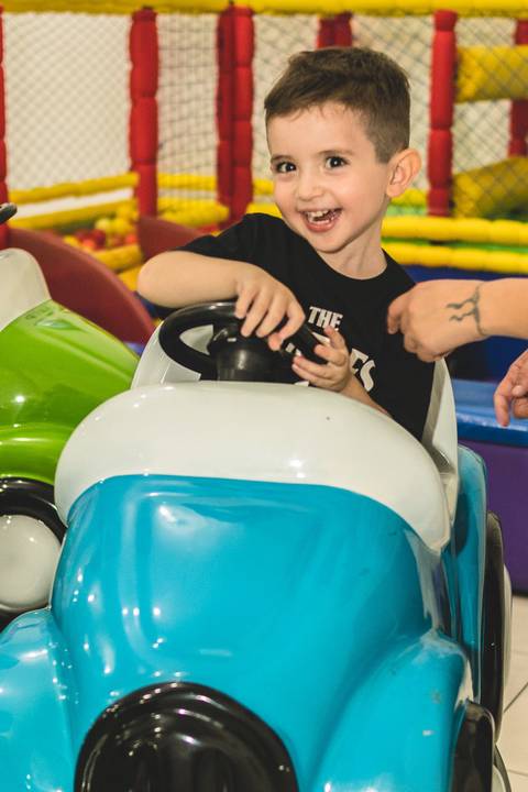 menino no brinquedo do Buffet Infantil Play House em Curitiba'