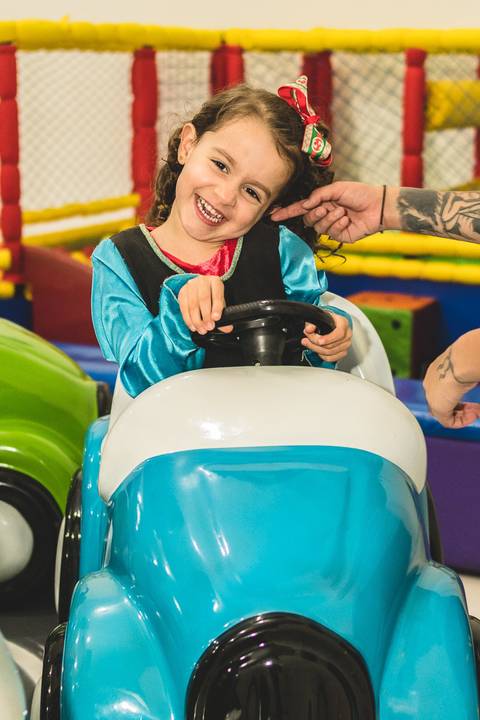 menina no brinquedo do Buffet Infantil Play House em Curitiba'