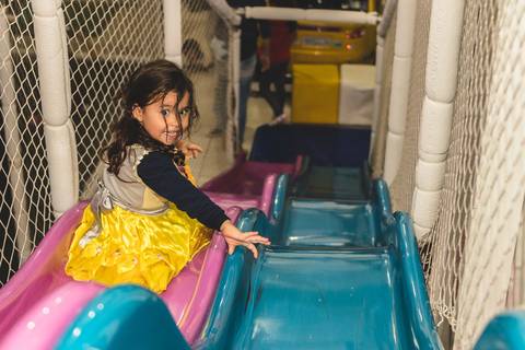 menina no escorregador do Buffet Infantil Play House em Curitiba'
