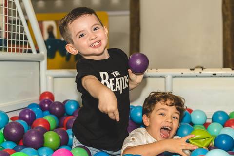 meninos no brinquedo de piscina de bolas do Buffet Infantil Play House em Curitiba'