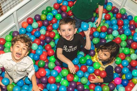 meninos no brinquedo de piscina de bolas do Buffet Infantil Play House em Curitiba'