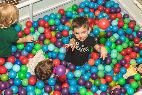 meninos no brinquedo de piscina de bolas do Buffet Infantil Play House em Curitiba'