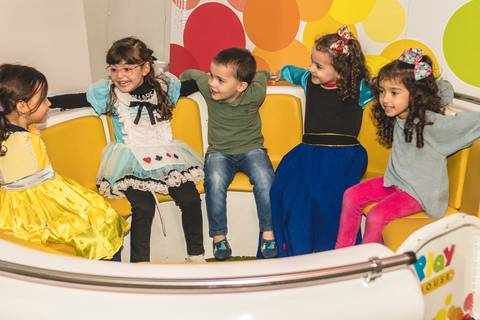 crianças no brinquedo do Buffet Infantil Play House em Curitiba'