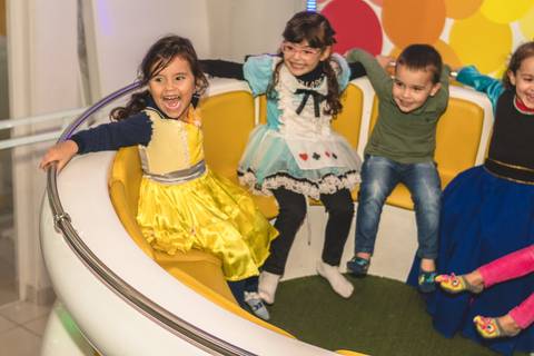 crianças no brinquedo do Buffet Infantil Play House em Curitiba'
