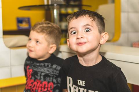 criança sorrindo no brinquedo do Buffet Infantil Play House em Curitiba'