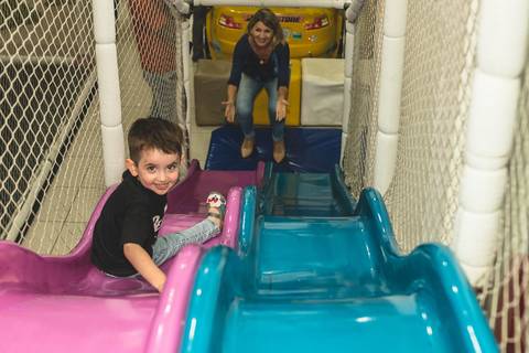 menino no escorregador do Buffet Infantil Play House em Curitiba'
