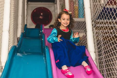 menina no escorregador do Buffet Infantil Play House em Curitiba'