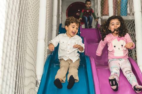 crianças no escorregador do Buffet Infantil Play House em Curitiba'
