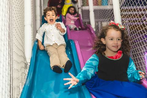 crianças no escorregador do Buffet Infantil Play House em Curitiba'