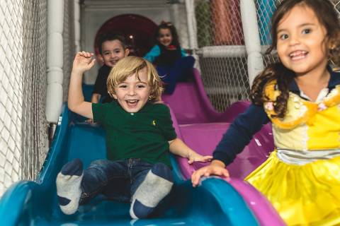 crianças no escorregador do Buffet Infantil Play House em Curitiba'