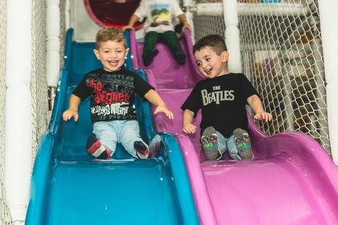 crianças no escorregador do Buffet Infantil Play House em Curitiba'