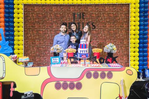 família abraçada na mesa da decoração da festa infantil tema Beatles no Buffet Play House  Curitiba'