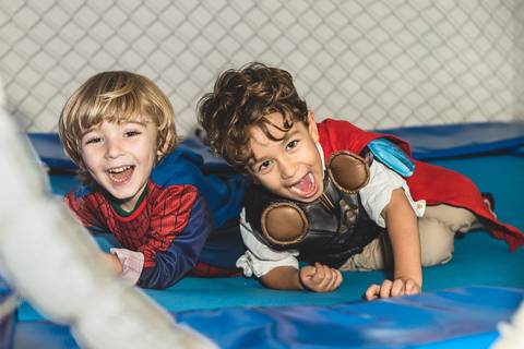 meninos no brinquedo pula pula do Buffet Infantil Play House em Curitiba'