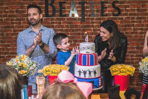 família cantando parabéns na mesa de festa infantil com tema de decoração dos Beatles no Buffet Play House  Curitiba'