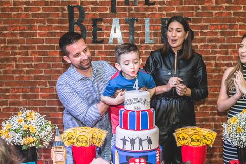 família cantando parabéns na mesa de festa infantil com tema de decoração dos Beatles no Buffet Play House  Curitiba'
