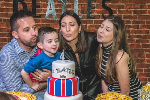 família cantando parabéns na mesa de festa infantil com tema de decoração dos Beatles no Buffet Play House  Curitiba'