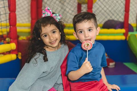 crianças chupando pirulito do Buffet Infantil Play House em Curitiba'