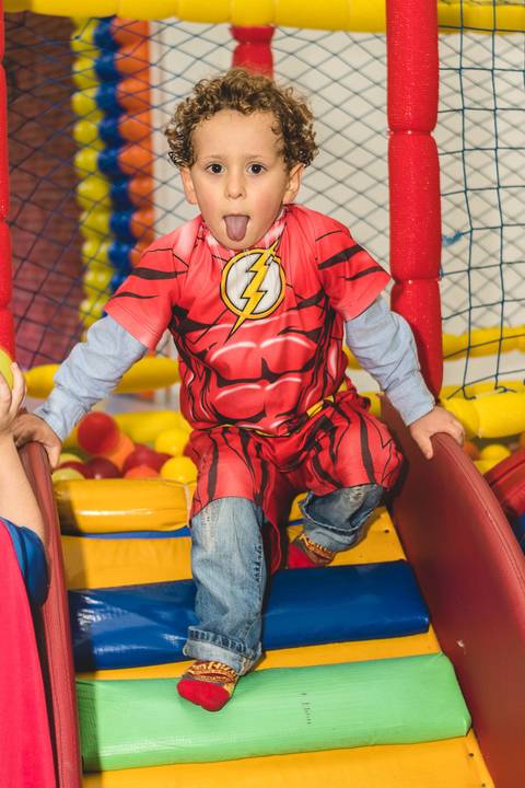 meninos no brinquedo de piscina de bolas do Buffet Infantil Play House em Curitiba'