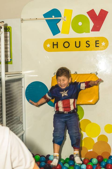 menino no brinquedo do Buffet Infantil Play House em Curitiba'
