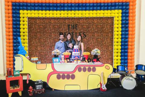 família abraçada na mesa da decoração da festa infantil tema Beatles no Buffet Play House  Curitiba'